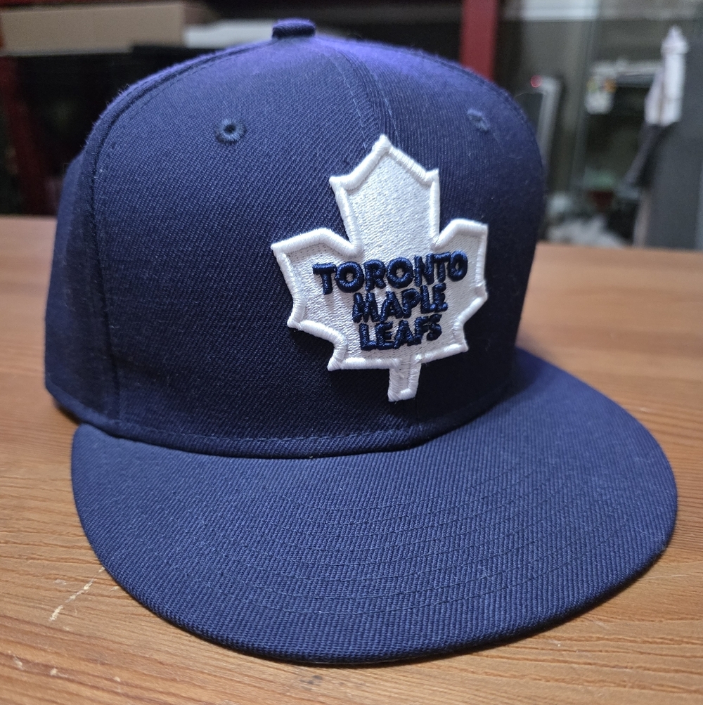 Toronto Maple Leafs / Fitted Hat / Size 7 3/8 ++NWOT++